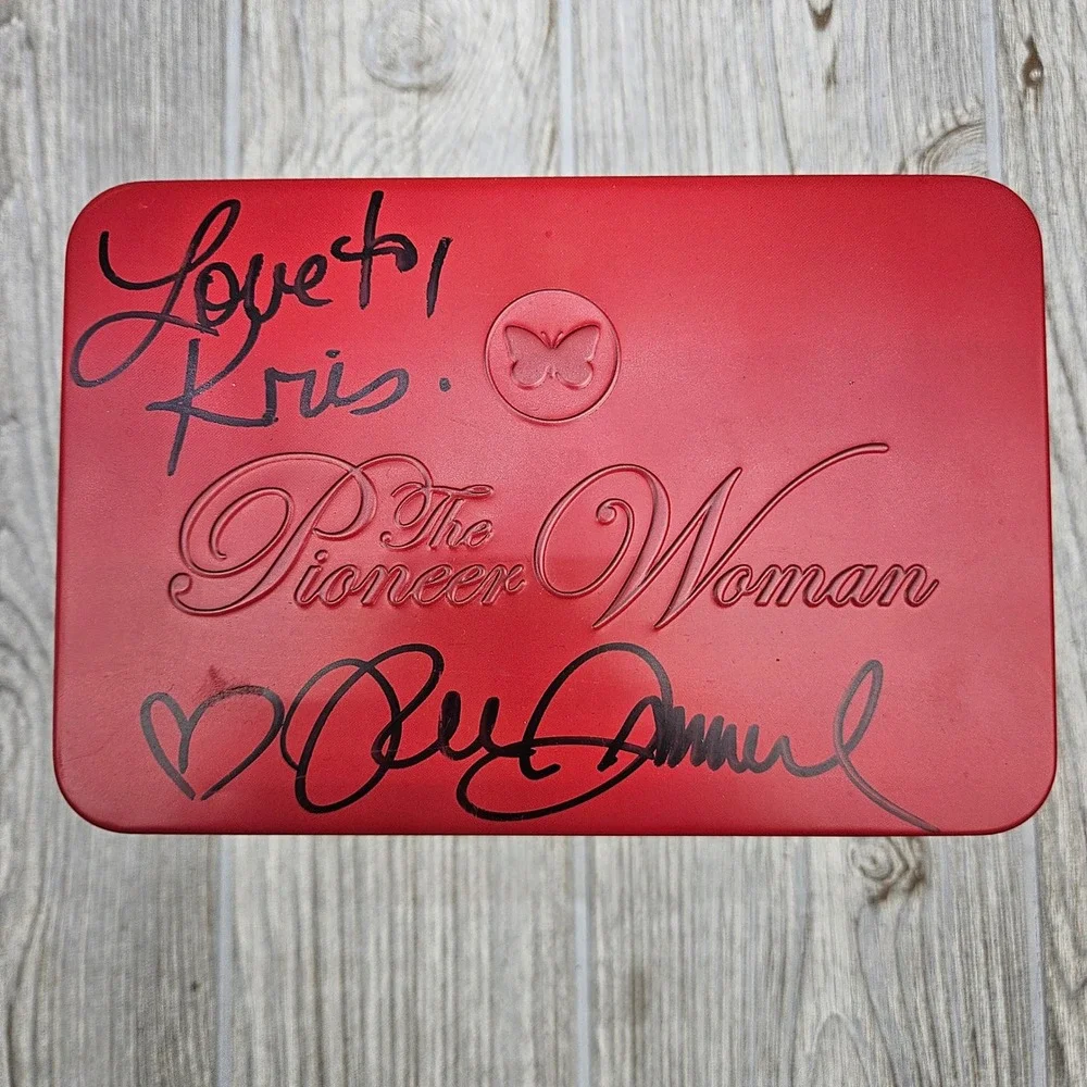 The Pioneer‎ Woman Favorite Recipes Tin Signed Ree Drummond Red Blue Floral 2018
